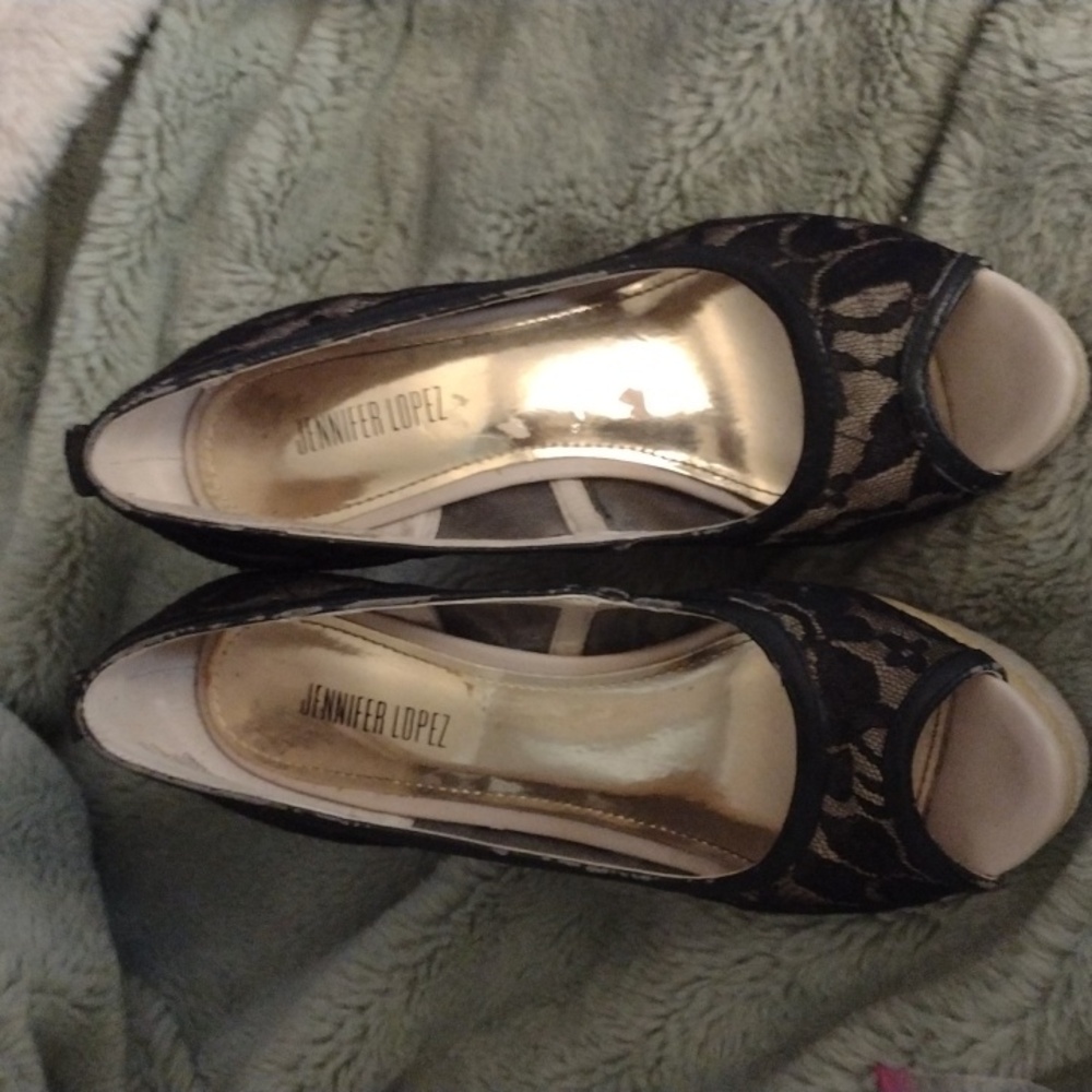 Pre-owned Jennifer Lopez black Laced shoes size 6 med. In good condition. Tierra